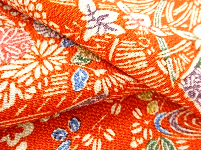  縮緬地屋敷に草花模様小紋着物